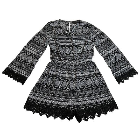 Romeo & Juliet Couture Crewneck Boho Print Lace Trim Playsuit Romper Size Small - Picture 1 of 7